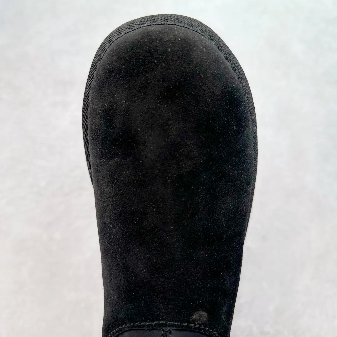 Pick up locally💰520 UGG 8170 classic autumn and winter sheepskin and fur integrated snow boots. Private order price and ingenious positioning. Direct supply from Sangpo eight-year-old factory. Reject high profits. Differentiate pig-killing version. Longfeng A-grade Australian imported sheepskin and fur integrated. Fully follow the ZP process. OEM original pattern maker. Adhere to no original shoes and no development options. Pay attention to every detail. The most authentic version on the market. TREADLITE "light wing" technology outsole. Lightweight/durable/flexible/pile-type suede upper, fine skin-friendly recycled polyester fiber piping, comfortable and easy to care for, good warmth retention, UGG plush™ lining and insole, soft and skin-friendly, comfortable and warm, classic shoe shape with lightweight thick sole, stable and fashionable for autumn and winter street style, Treadlite by UGG light wing outsole, light cushioning, reducing the burden on your feet, comfortable and lightweight, helping you to play easily all day long. Size: 35 36 37 38 39 40 41 Coding: by3936000